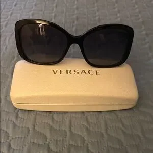 Versace Medusa Black and White Oversized Sunglasses with Polarized Lenses Versace 4457 GB1/81 Polarised Sunglasses - US main image 3